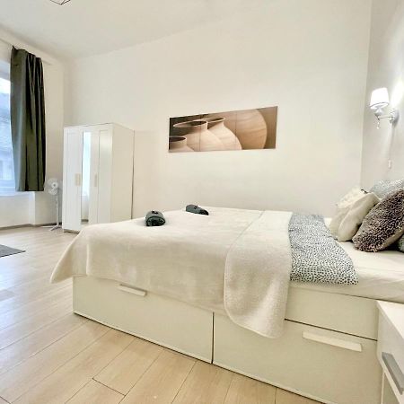 White Apartment Near The Famous New York Cafe บูดาเปสต์ ภายนอก รูปภาพ