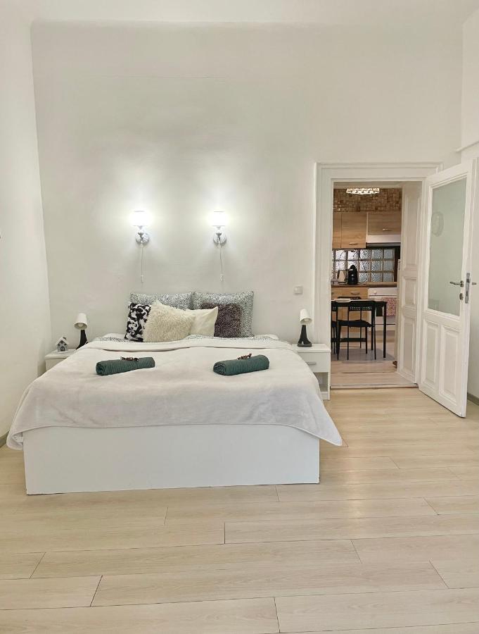 White Apartment Near The Famous New York Cafe บูดาเปสต์ ภายนอก รูปภาพ