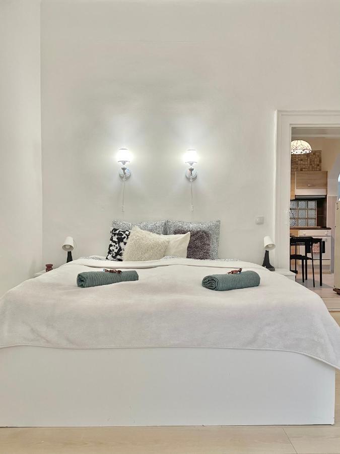 White Apartment Near The Famous New York Cafe บูดาเปสต์ ภายนอก รูปภาพ