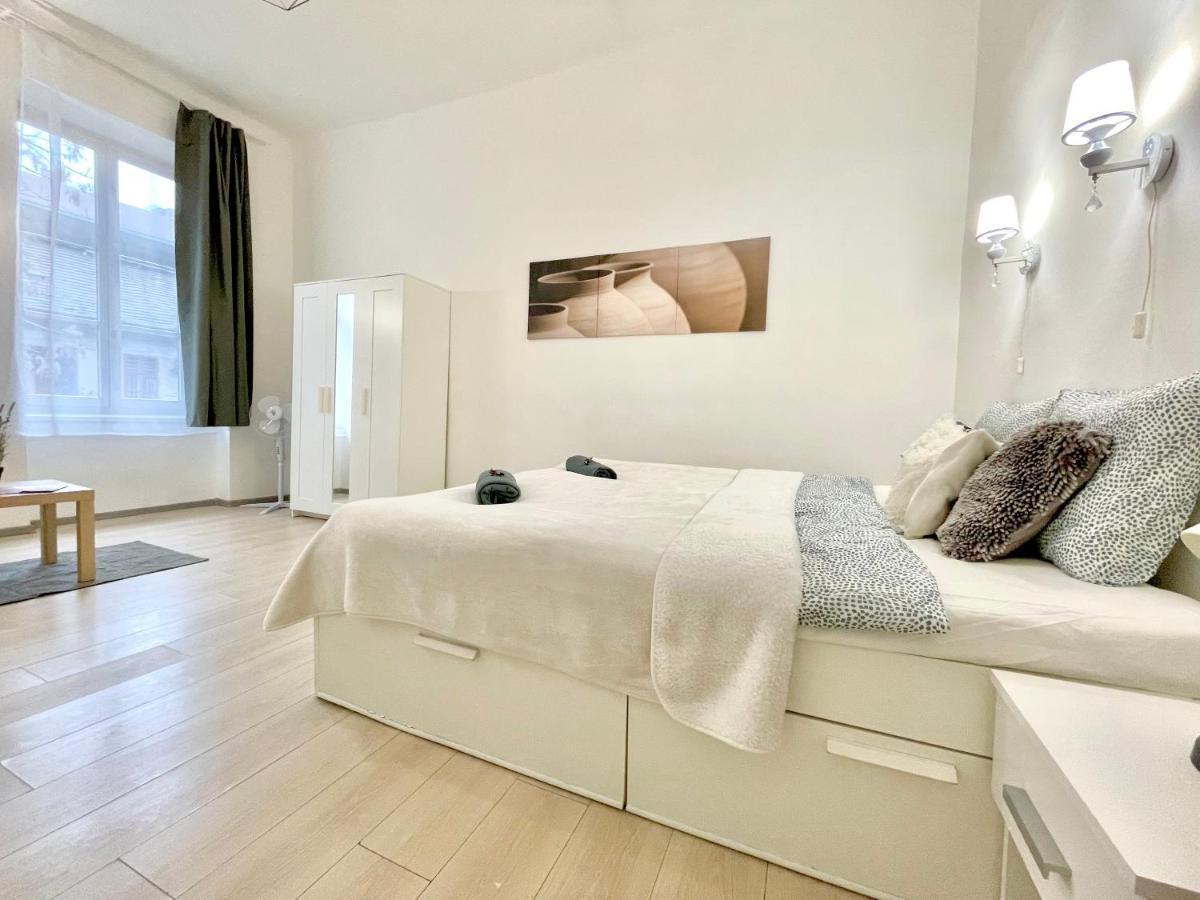 White Apartment Near The Famous New York Cafe บูดาเปสต์ ภายนอก รูปภาพ