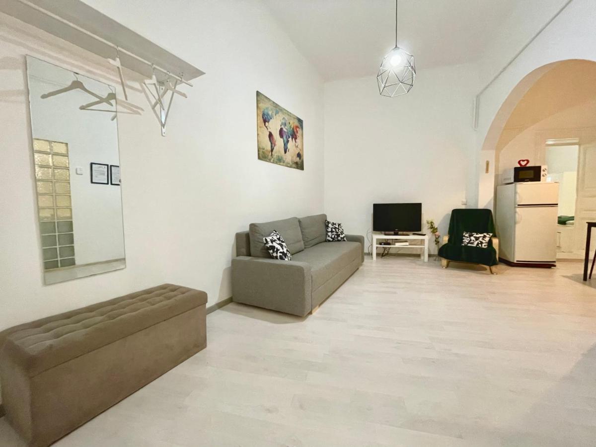 White Apartment Near The Famous New York Cafe บูดาเปสต์ ภายนอก รูปภาพ